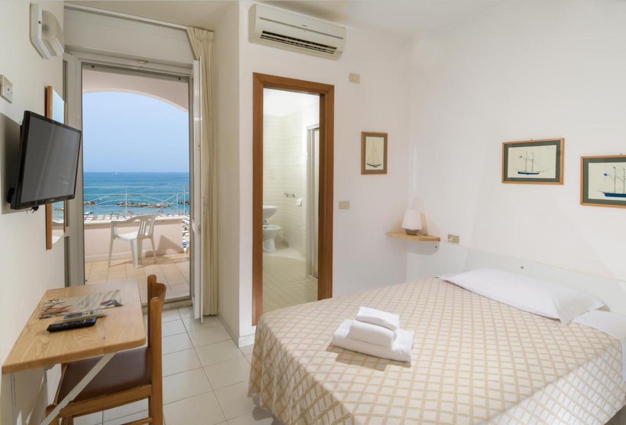 Hotel Continental Cattolica Zewnętrze zdjęcie